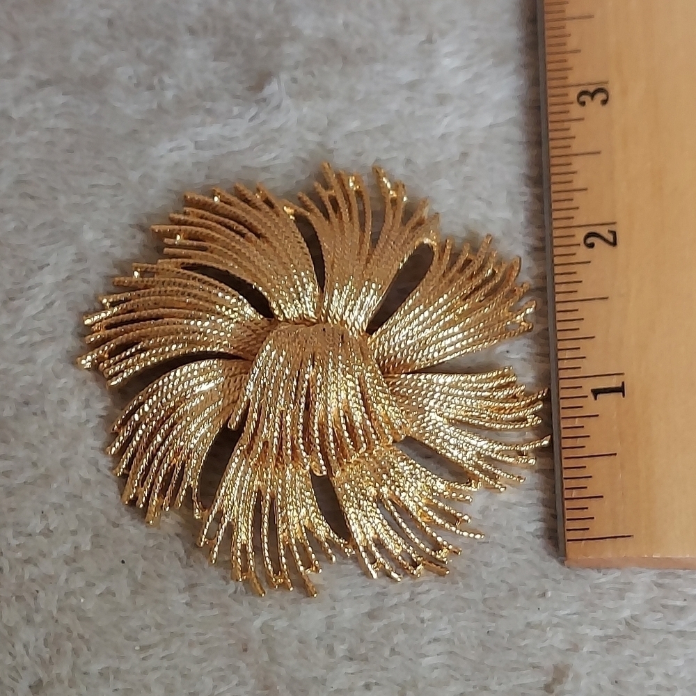Monet Vintage signed Large Huge Cardelia Flower Brooch Gold Tone Pin - Picture 2 of 10